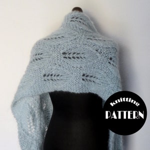 Könnte beinhalten: Ein hellblauer gestrickter Schal mit einem zarten Spitzenmuster. Der Schal ist über eine schwarze Schaufensterpuppe gelegt. Der Text "Knitting Pattern" ist in Weiß auf einem schwarzen Kreis gedruckt.