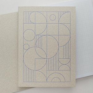 Könnte beinhalten: Eine beige Karte mit einem blauen geometrischen Muster aus Kreisen, Halbkreisen und Linien. Das Muster ist abstrakt und modern.