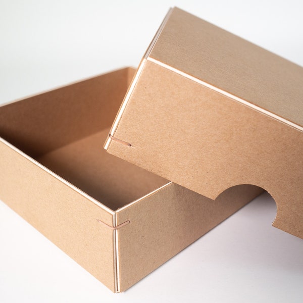 stabile Box, Geschenkbox, Schachtel, 12 x 12 x 4 cm, Kraftpapier mit weißem Kern