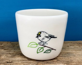 Pottery mug with goldcrest made of porcelain / small ceramic bird mug