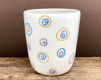 Squiggle cups made of porcelain in retro style