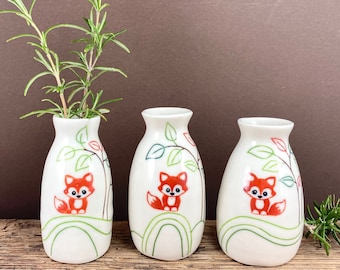 Kleine getöpferte Vase mit Fuchs aus Porzellan