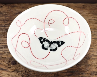 Schwarz-weiß gestreifte Porzellanschale mit Schmetterling