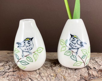Porcelain vase with bird / goldcrest