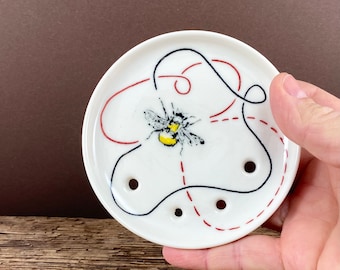 Porte-savon en poterie avec abeille ou bourdon