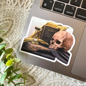 Impressão Memento Mori: Caveira, Ampulheta e Bíblia - Arte Sacra Católica sticker 3.25"