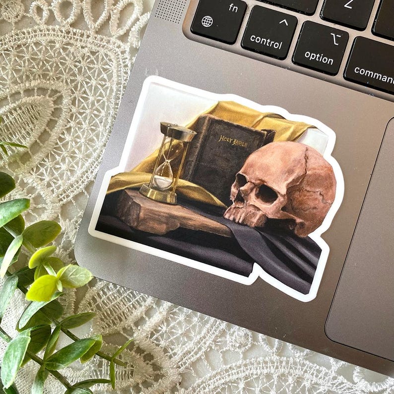 Impressão Memento Mori: Caveira, Ampulheta e Bíblia - Arte Sacra Católica sticker 3.25"