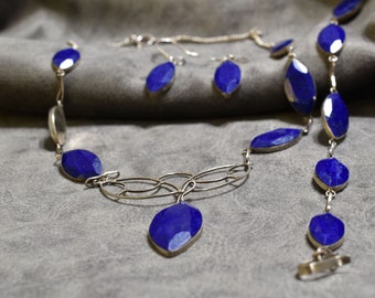 Conjunto de joias artesanais em prata de lei com lápis-lazúli e pedra preciosa natural.