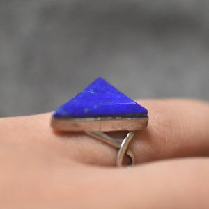 Lapis Lumineszenz | Handgemachter Dreieck Lapis Lazuli Ring aus Sterling Silber | Einzigartiger Edelstein Schmuck