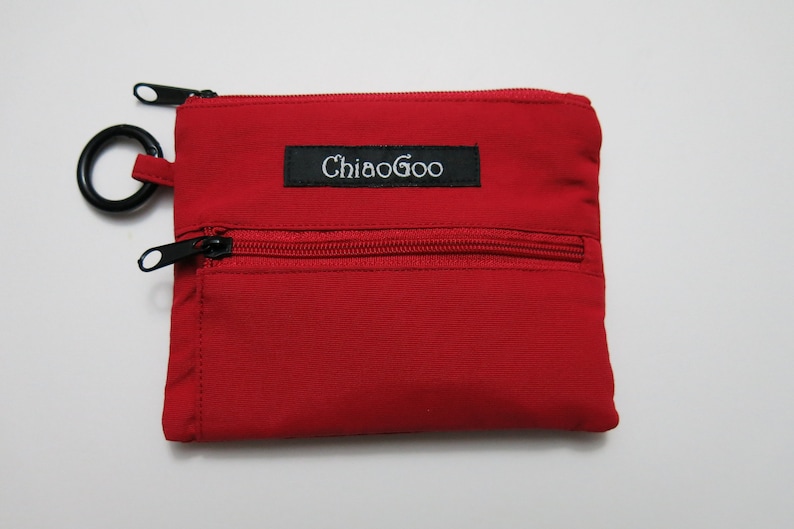 Peut inclure: Une pochette zipp&eacute;e rouge avec une fermeture &eacute;clair noire et une &eacute;tiquette noire sur laquelle est inscrit "ChiaoGoo".