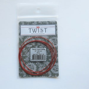 Peut inclure: Un c&acirc;ble &agrave; tricoter rouge de 93 cm (37 pouces) pour aiguilles &agrave; tricoter interchangeables. Le c&acirc;ble est emball&eacute; dans un sac en plastique transparent avec une &eacute;tiquette grise et blanche qui indique "TWIST Red Cable 37" (93 cm) Mini Item No. 7537-M".