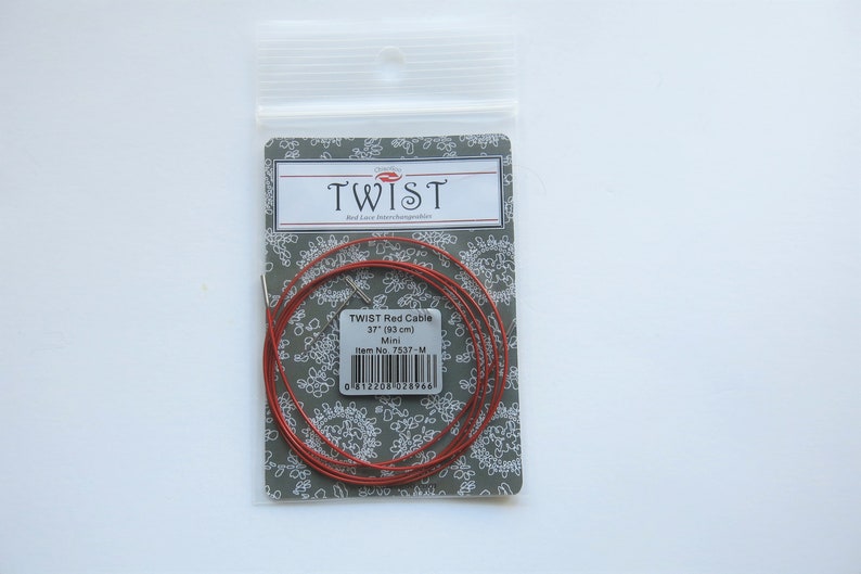 Peut inclure: Un c&acirc;ble &agrave; tricoter rouge de 93 cm (37 pouces) pour aiguilles &agrave; tricoter interchangeables. Le c&acirc;ble est emball&eacute; dans un sac en plastique transparent avec une &eacute;tiquette grise et blanche qui indique "TWIST Red Cable 37" (93 cm) Mini Item No. 7537-M".