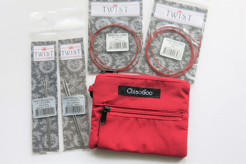 Peut inclure: Un ensemble d'aiguilles &agrave; tricoter et de c&acirc;bles dans une pochette zipp&eacute;e rouge. Les aiguilles sont &eacute;tiquet&eacute;es "Twist SS Lace Tips 4" (11,0 cm) US 0 (2,00 mm)" et les c&acirc;bles sont &eacute;tiquet&eacute;s "Twist Red Cable 30" (76,2 cm) Mini". La pochette est &eacute;tiquet&eacute;e "ChiaoGoo".