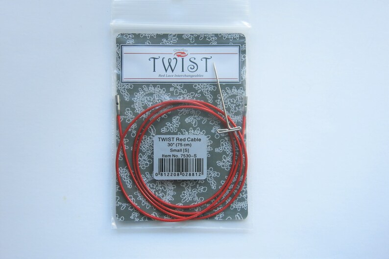 Puede incluir: Un cable de tejer rojo de 75 cm (30 pulgadas) para agujas intercambiables, etiquetado como "TWIST Red Cable" y "Small [S]" con el n&uacute;mero de art&iacute;culo 7530-S.