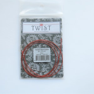 Peut inclure: Un jeu d'aiguilles &agrave; tricoter circulaires rouges de 75 cm (30 pouces) dans un sac en plastique transparent avec une carte &agrave; motifs gris et blanc. La carte indique "TWIST Red Cable 30" (75 cm) Mini Item No. 7530-M".