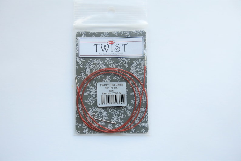 Peut inclure: Un jeu d'aiguilles &agrave; tricoter circulaires rouges de 75 cm (30 pouces) dans un sac en plastique transparent avec une carte &agrave; motifs gris et blanc. La carte indique "TWIST Red Cable 30" (75 cm) Mini Item No. 7530-M".