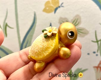 Un seul bébé tortue (peint à la main)