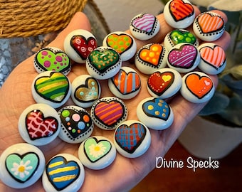 Corazones misteriosos pintados a mano.