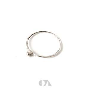 delicate eenvoudige zilveren ring, stapelring met klein zilveren balletje, minimalistisch