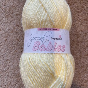 Hand knitted baby cardigan (lemon) immagine 2