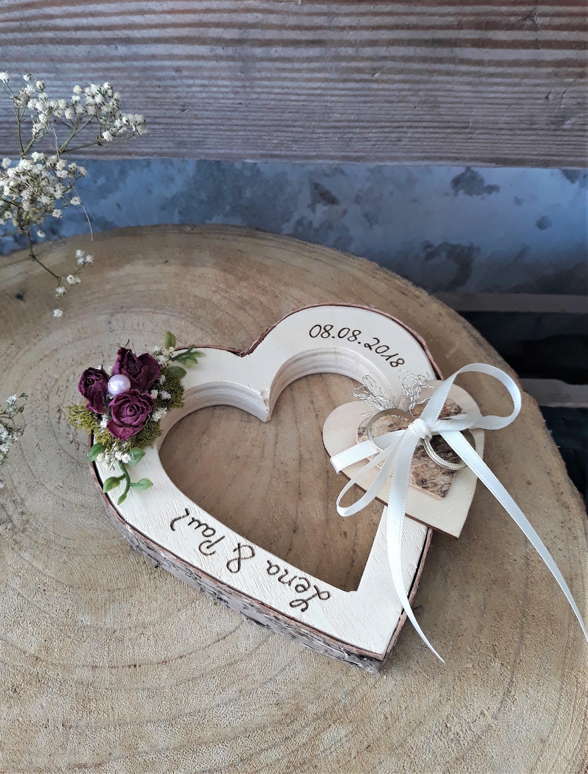 Herz Ringkissen Brautpaar mit Kind Holzherz mit Namen für Eheringe Hochzeit Herz Ringkissen Brautpaar mit Kind Holzherz mit Namen für Eheringe Hochzeit