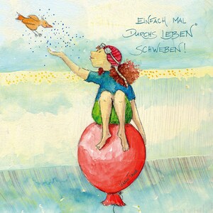 Könnte beinhalten: Ein Mädchen mit roten Haaren und einem roten Hut sitzt auf einem großen roten Ballon. Sie hält ihre Hand zu einem kleinen orangefarbenen Vogel hin, der über ihr fliegt. Der Hintergrund ist ein hellblauer Himmel mit weißen Wolken. Der Text "Einfach mal durchs Leben schweben!" ist oben im Bild in schwarzer Kursivschrift geschrieben.