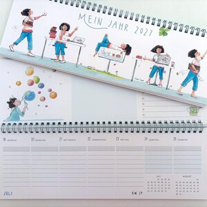 Könnte beinhalten: Ein spiralgebundener Tischkalender für 2027 mit dem Titel Mein Jahr 2027, der Aquarellillustrationen einer Person bei verschiedenen täglichen Aktivitäten zeigt. Der Kalender enthält ein Wochenplaner-Layout mit Wochentagen auf Deutsch, einen kleinen Kalender für Juli und August sowie einen Bereich für Notizen.