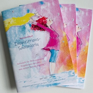 Könnte beinhalten: Ein Notizbuch mit dem Titel NotizDenkBuch Inspirations-Sammlerin, das eine Aquarellillustration einer Person mit roten Haaren in einem pinken Oberteil und blauer Hose zeigt, die ein gelbes Tuch hält. Das Cover enthält deutschen Text und Blumen.