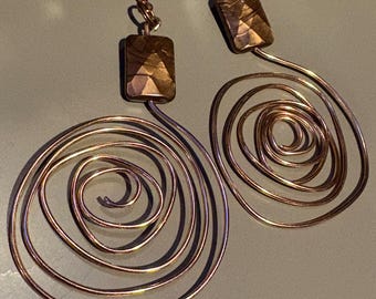 Pendientes de alambre de oro rosa con detalles de cobre