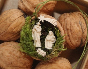 Miniatur Krippe Heilige Familie Christkind in einer Walnussschale handgemacht