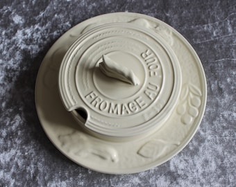 Runde Keramikdose für geriebenen Käse