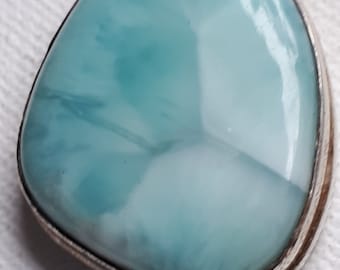 Wunderschön, Larimar-Anhänger mit Silberfassung.