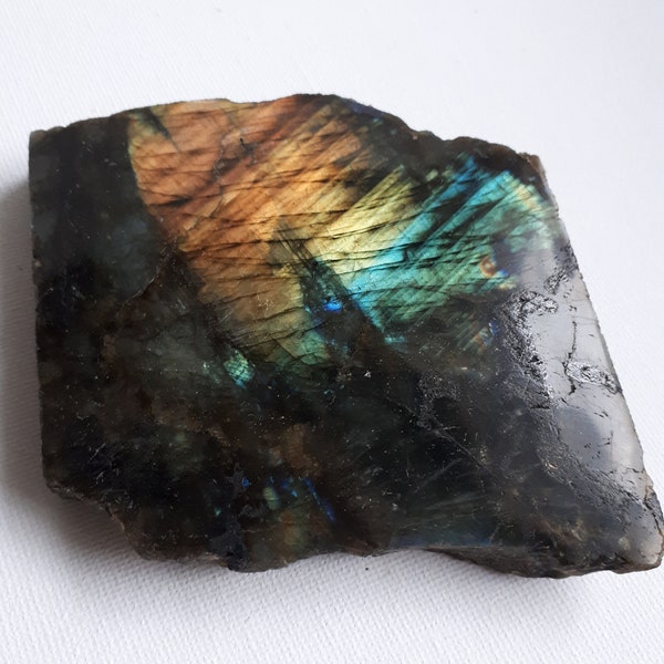 Bellissimo taglio labradorite con area stand