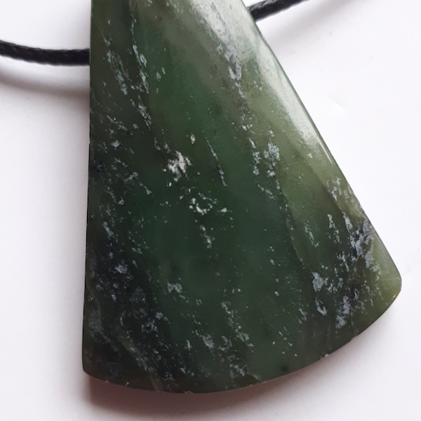 Magnifique pendentif en jade néphrite avec cordon ciré.