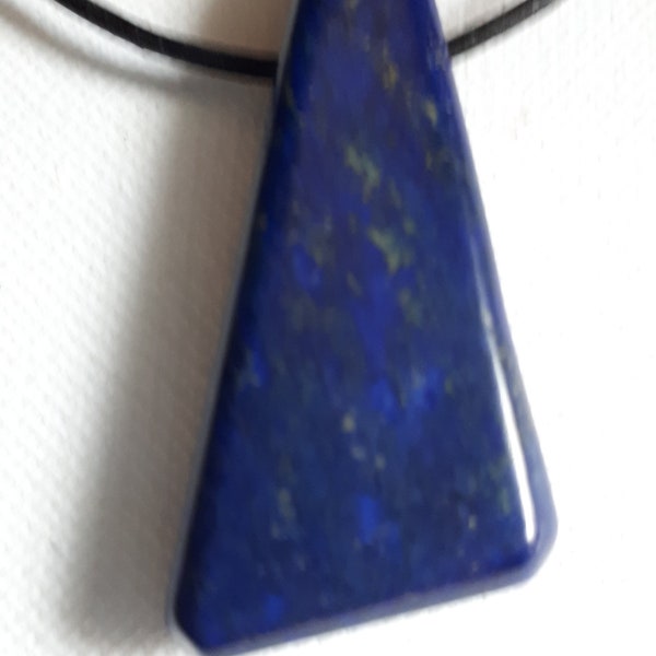 Anhänger aus Lapis-Lazuli mit Lederband.