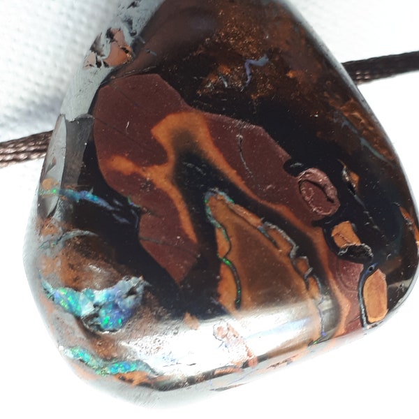 Boulderopal mit Seidenkordel.