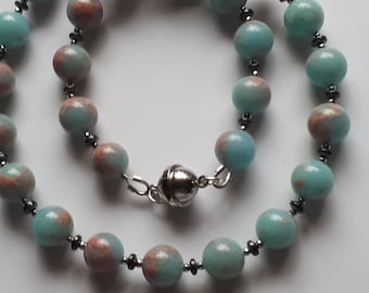 Magnifique collier en howlite (Chine) avec fermoir magnétique.