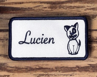 Prénom au choix brodé sur patch forme rectangle avec un Chien, couleur au choix, option thermocollant ou non [10.5×5.5cm]