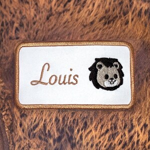 Name of your choice embroidered on a rectangular patch with a lion, colour of your choice, iron-on option or not [10.5×5.5cm]