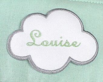 Wyhaftowane imię na naszywce w kształcie chmurki, wybór koloru imienia, możliwość prasowania lub nie