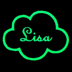 以下が含まれることがあります： 「Lisa」という名前が筆記体で書かれた、緑色の暗闇で光る雲の形をしたパッチ