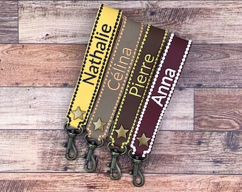 Personalisierter, bestickter Schlüsselanhänger mit Namen, Spitzname oder Wort, Farbwahl, Verschluss in Antikmessing-Optik