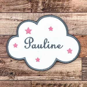 雲の形をしたパッチに名前を刺繍。白とグレー、星の色はお好みで。アイロン接着オプションあり/なし。