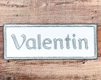 First name of your choice embroidered on rectangle-shaped patch, Metallic color of your choice, writing font of your choice, iron-on option or not[11x4cm]