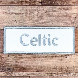 Embroidered name on a white rectangular patch, choice of font and color, iron-on or non-iron option, [11x4cm]