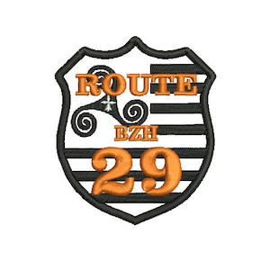 Peut inclure: Graphique en forme de bouclier noir et blanc avec du texte orange qui dit "ROUTE BZH 29".