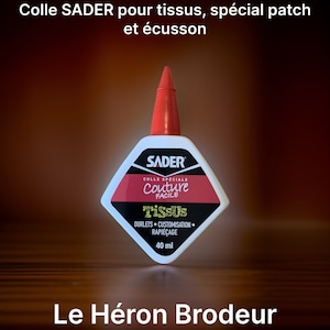 Peut inclure: Une bouteille rouge de colle à tissu SADER avec une étiquette blanche qui indique "COLLE SPÉCIALE Couture FACILE Tissus OURLETS CUSTOMISATION RAPIÉÇAGE 40 ml".