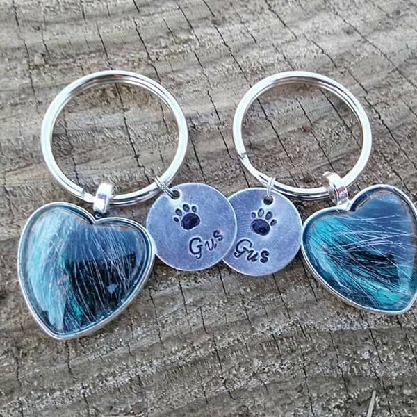 Llavero de pelo de perro en forma de corazón con amuleto de nombre personalizado y amuleto de acento de Equine Keepsakes