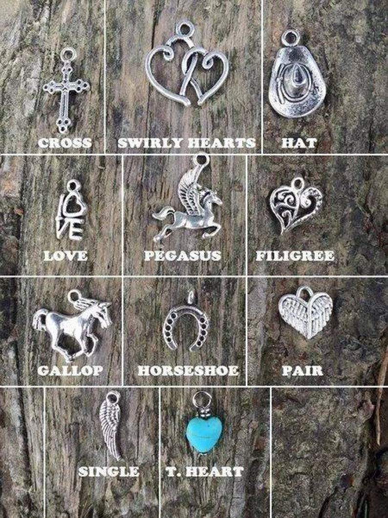 Peut inclure: Une collection de 12 pendentifs en argent avec diff&eacute;rents motifs, dont une croix, des c&oelig;urs, un chapeau, un cheval, un fer &agrave; cheval, un p&eacute;gase, une paire d'ailes et un c&oelig;ur turquoise.