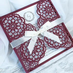 Borgoña Laser Cut Invitaciones de boda Tarjetas de cumpleaños Invitación Laser Cut Tarjetas de invitación de cumpleaños de boda Tarjetas de invitación de bautismo